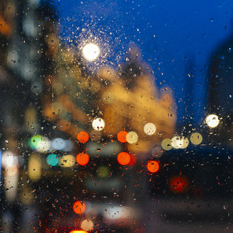 情感忧郁的摘要背景与散焦灯散景伦敦后面雨滴窗口玻璃焦点几滴由于的浅深度场情感忧郁的摘要背景与散焦灯散景伦敦后面雨滴窗口玻璃焦点几滴由于的浅深度场