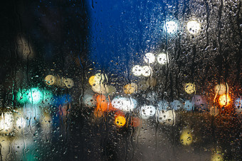 情感忧郁的摘要背景与散焦灯散景伦敦后面雨滴窗口玻璃焦点几滴由于的浅深度场情感忧郁的摘要背景与散焦灯散景伦敦后面雨滴窗口玻璃焦点几滴由于的浅深度场