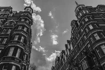 高角单色视图看昂贵的爱德华七世时代块期公寓通常发现肯辛顿西伦敦高角单色视图看昂贵的爱德华七世时代块期公寓通常发现肯辛顿西伦敦