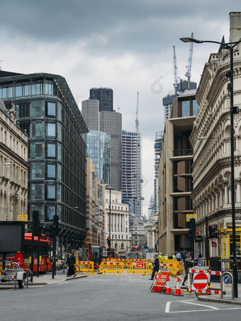 伦敦英国- - - - - -三月路之前关闭和转移迹象女王维多利亚街的城市伦敦英格兰在建设工作路之前关闭和转移迹象女王维多利亚街的城市伦敦英格兰在建设工作