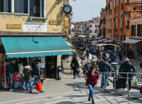 行人走忙街的历史中心威尼斯威尼斯意大利月行人走忙街的历史中心威尼斯