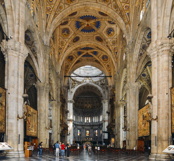 精心制作的室内的的圆顶内部的大教堂作为作为意大利4月精心制作的室内的的圆顶内部的大教堂作为已知的假设的祝福维珍玛丽