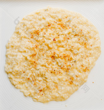 flat-lay美味的奶油烩饭碗与帕尔玛奶酪白色板flat-lay美味的奶油烩饭碗与帕尔玛奶酪白色板