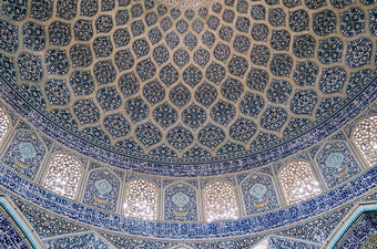 室内视图的崇高的圆顶的沙阿清真寺sfahan伊朗覆盖与马赛克彩色瓷砖目的给的观众感觉天上的超越伊斯法罕伊朗4月室内视图崇高的圆顶的沙阿清真寺sfahan伊朗覆盖与马赛克彩色瓷砖目的给的观众感觉天上的超