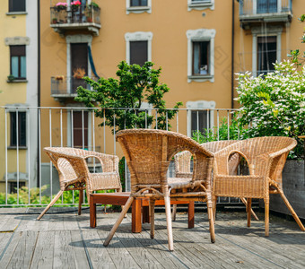木表格和椅子户外阳台住宅附近在的夏天木表格和椅子户外阳台住宅附近在的夏天