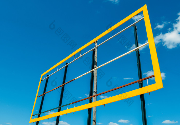 空白广告牌与黄色的框架对蓝色的天空背景空白广告牌与黄色的框架对蓝色的天空背景