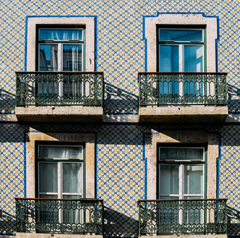 里斯本窗户与典型的葡萄牙语阿祖莱霍瓷砖里斯本窗户与典型的葡萄牙语阿祖莱霍瓷砖