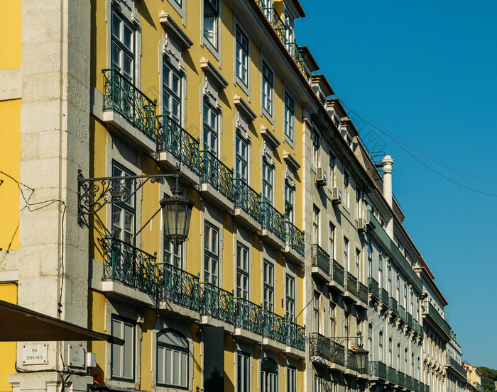 传统的葡萄牙语阿祖莱霍外观里斯本葡萄牙里斯本窗户与典型的葡萄牙语阿祖莱霍瓷砖