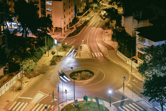 城市环形交叉路口视图从以上长曝光与车条纹城市环形交叉路口视图从以上长曝光与车条纹