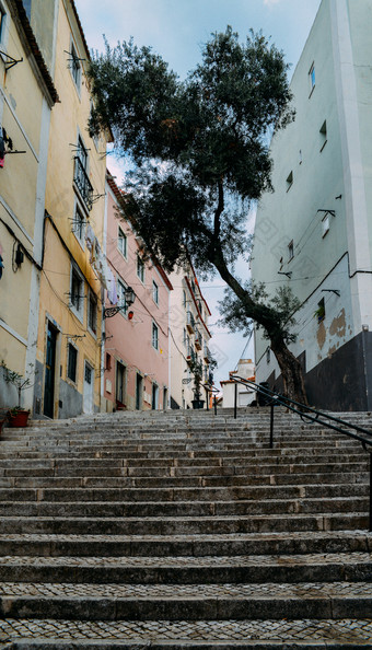 里斯本葡萄牙石头楼梯与栏杆在色彩鲜艳的老房子Alfama区里斯本葡萄牙石头楼梯与栏杆在色彩鲜艳的老房子Alfama区