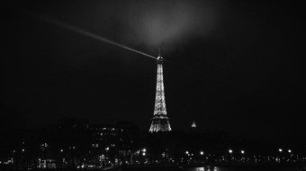 巴黎法国12月照亮埃菲尔<strong>铁塔</strong>塔晚上单色照亮埃菲尔<strong>铁塔</strong>塔晚上单色
