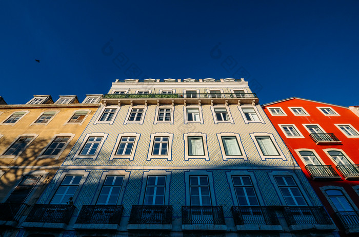 传统的建筑与阿祖莱霍瓷砖的老里斯本附近Alfama葡萄牙传统的建筑与阿祖莱霍瓷砖的老里斯本附近Alfama葡萄牙