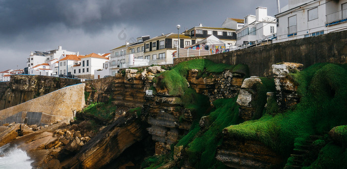 一般视图葡萄牙海滩和房子和海莫斯悬崖下多云的冬天天空葡萄牙一般视图葡萄牙海滩和房子和海莫斯悬崖下多云的冬天天空葡萄牙