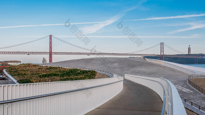 行人桥领先的具有里程碑意义的4月桥塔霍河河里斯本葡萄牙行人桥领先的具有里程碑意义的4月桥塔霍河河里斯本葡萄牙