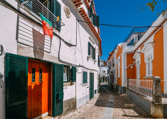 小狭窄的鹅卵石小巷街之间的白色房子和墙老小镇管理葡萄牙小狭窄的鹅卵石小巷街之间的白色房子和墙老小镇管理葡萄牙