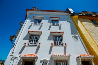 白色<strong>外观</strong>房子与棕色（的）花锅管理葡萄牙白色<strong>外观</strong>房子与棕色（的）花锅管理葡萄牙