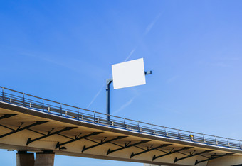 大空白广告牌高速公路天桥与蓝色的天空插入消息相应的大空白广告牌高速公路天桥与蓝色的天空