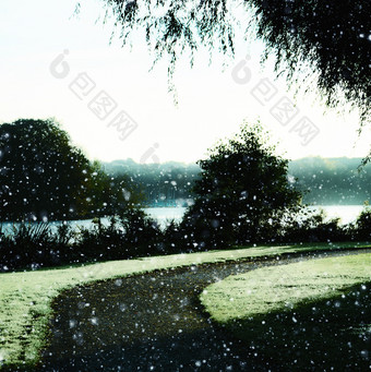 空小径弯曲的正确的公园下一个湖而下雪冬天玛丽娜与船可见背景捕获kralingen荷兰数字操纵空小径弯曲的正确的公园下一个湖而下雪冬天
