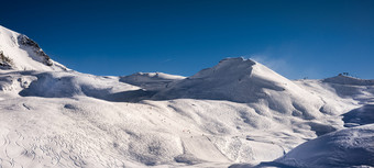 冬天景观全景的滑雪<strong>度假</strong>胜地与无法辨认的滑雪者和snowboaders与升降椅的背景冬天景观全景的滑雪<strong>度假</strong>胜地