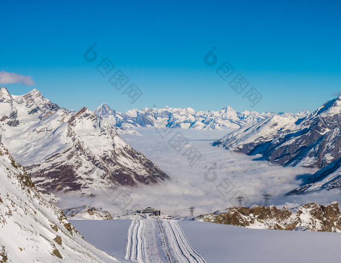视图策马特从山瑞士从滑雪污水与重雾视图策马特从山瑞士与雾