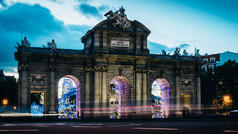 门Alcala门城堡门新古典主义纪念碑的广场独立马德里西班牙装饰与圣诞节灯门Alcala门城堡门新古典主义纪念碑的广场独立马德里西班牙装饰与圣诞节灯