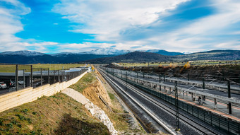 空铁路站与美丽的<strong>雪山</strong>的背景空铁路站与美丽的<strong>雪山</strong>的背景