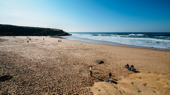 辛特拉葡萄牙1月家庭<strong>享受</strong>放松下午的金沙滩上那担架上葡萄牙阳光明媚的冬天一天家庭<strong>享受</strong>放松下午的金沙滩上那担架上葡萄牙阳光明媚的冬天一天