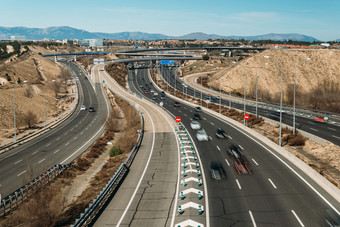 通用的高速公路天桥长曝光与汽车捕获郊区马德里西班牙深思熟虑的运动模糊通用的高速公路天桥长曝光与汽车捕获郊区马德里西班牙