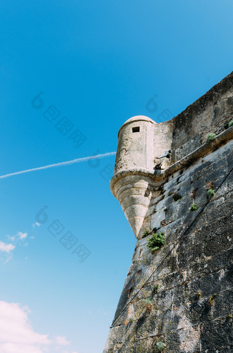 细节的老rampart墙和瞭望塔的世纪城堡管理葡萄牙与中央电视台相机现代监测细节的老rampart墙和瞭望塔的世纪城堡管理葡萄牙与现代监测