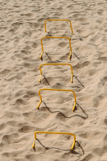 小冲刺障碍桑迪海滩与明亮的阳光小冲刺障碍桑迪海滩与没有人
