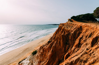 边缘海滩albufeira阿尔加夫地区葡萄牙的海滩包围高石灰石悬崖和可以只有访问通过几楼梯边缘海滩albufeira阿尔加夫地区葡萄牙