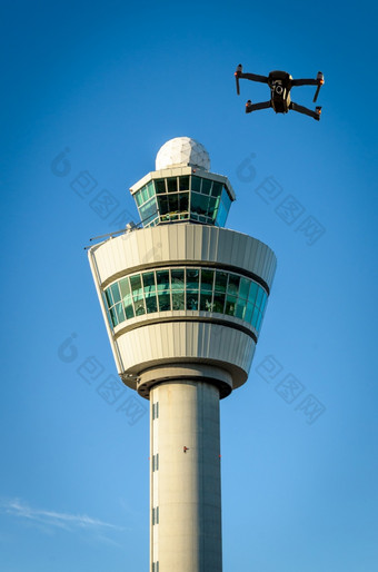 数字复合无人机和空气交通控制塔机场数字复合无人机和空气交通控制塔机场