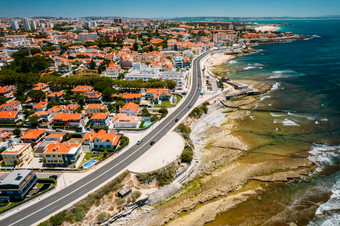 空中无人机视图<strong>边际</strong>大道和海岸线与游行区更大的里斯本葡萄牙4月桥可见远背景空中无人机视图<strong>边际</strong>大道和海岸线与游行区更大的里斯本葡萄牙