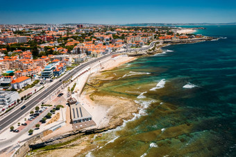 空中无人机视图边际大道和海岸线与游行区更大的里斯本葡萄牙4月桥可见远背景空中无人机视图边际大道和海岸线与游行区更大的里斯本葡萄牙