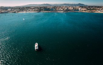 豪华游艇管理湾里斯本地区葡萄牙与辛特拉山可见背景豪华游艇管理湾里斯本地区葡萄牙