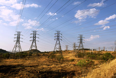 图片大权力电缆塔运行通过农村区域
