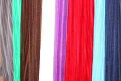各种挂围巾提供色彩鲜艳的背景为图形艺术家
