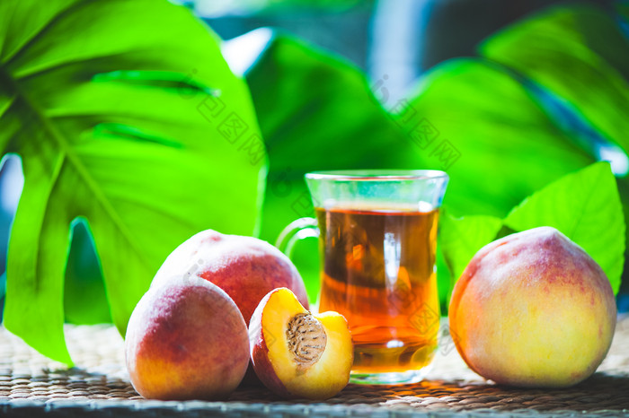 水果茶使从桃子有机茶新鲜的桃子水果整个和一半自然热带背景