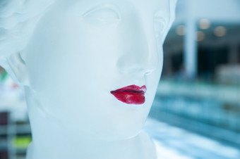 口红象征女人人体模型与明亮的红色的口红化妆概念