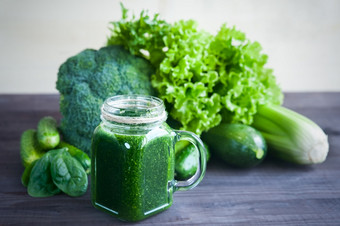 绿色蔬菜和冰沙从蔬菜沙拉西兰花菠菜芹菜玻璃与绿色冰沙