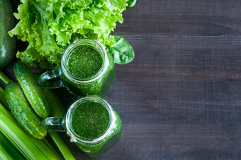 绿色蔬菜和冰沙从蔬菜孤立的沙拉西兰花菠菜芹菜两个眼镜与绿色冰沙视图从以上背景绿色蔬菜与的地方为文本
