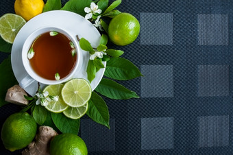 白色杯与茶绿色黑色的Herbal<strong>茉莉花茶</strong>与柠檬和姜背景与空间为文本茶主题