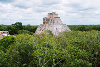 的金字塔魔术师算命的位于尤卡坦半岛墨西哥这金字塔的最高的和大多数可辨认的和的中央结构玛雅毁了复杂的uxmal的城市uxmal是指定的联合国教科文组织世界遗产网站的金字塔的魔术师uxmal尤卡坦半岛墨西