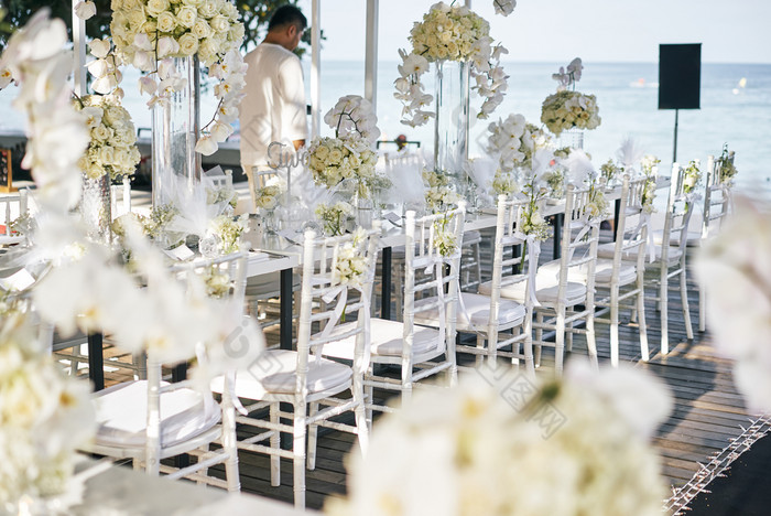 的婚礼接待晚餐聚会地点设置与的白色花主题群白色玫瑰花花装饰的晚餐表格