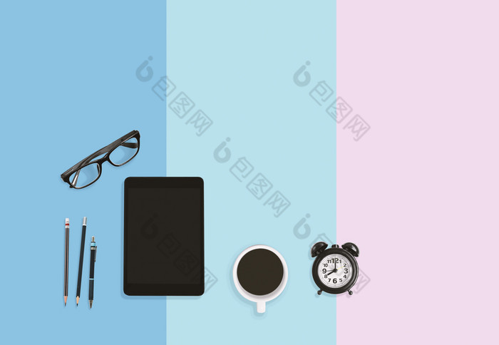 现代首页办公室工作区域概念黑色的报警时钟杯黑色的咖啡眼镜铅笔和平板电脑甜蜜的柔和的背景与复制空间