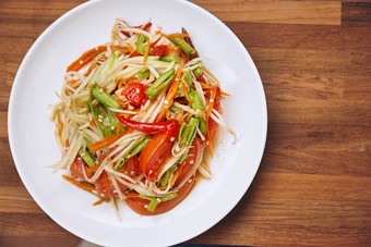 泰国传统的食物泰国辣的食物木瓜沙拉喜欢那里辣的混合与红色的辣椒番茄长豆和草酱汁成分