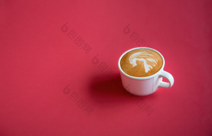 白色杯热咖啡拿铁艺术红色的背景与复制空间空间为文本设计为宽横幅海报明信片前视图