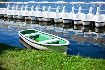 小纤维玻璃<strong>船</strong>与白色和明亮的绿色颜色蓝色的环礁湖与<strong>天鹅船</strong>背景浮动的码头的公共花园曼谷泰国城市生活方式为放松