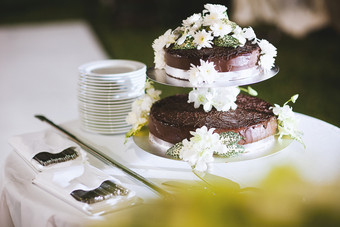 婚礼<strong>巧克力</strong>庆祝<strong>活动</strong>蛋糕的表格装饰与白色花