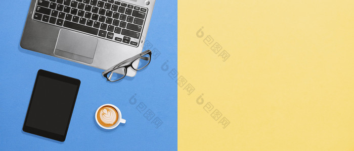 最小的清洁现代办公室桌面平躺为业务教育咖啡时间和生活方式概念色彩斑斓的背景移动PC平板电脑眼镜和杯咖啡泡沫喝模型